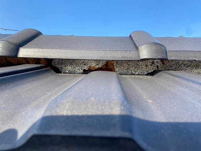 棟瓦の漆喰が傷んでいる状態